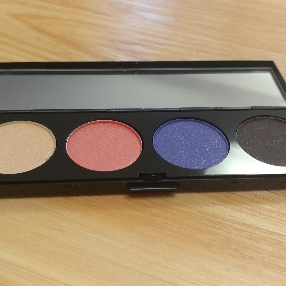 🎉Host Pick🎉🆕RARE Hello Kitty MAC Eyeshadow Quad - Picture 5 of 8